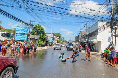 Koh Samui, Tayland - 13 Nisan 2018: Songkran parti - Tay dili 