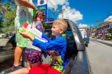 Koh Samui, Tayland - 13 Nisan 2018: Songkran parti - Tay dili 
