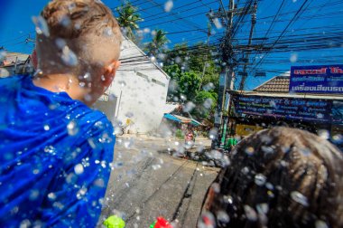 Koh Samui, Tayland - 13 Nisan 2018: Songkran parti - Tay dili 