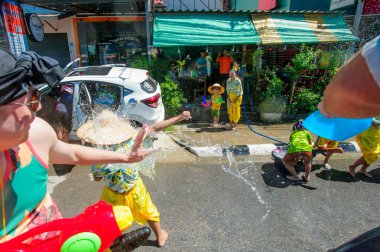 Koh Samui, Tayland - 13 Nisan 2018: Songkran parti - Tay dili 