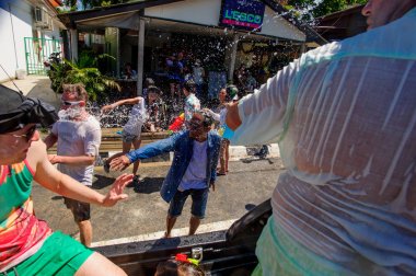 Koh Samui, Tayland - 13 Nisan 2018: Songkran parti - Tay dili 