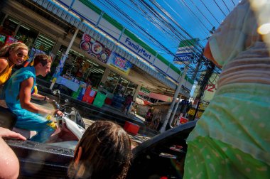 Koh Samui, Tayland - 13 Nisan 2018: Songkran parti - Tay dili 