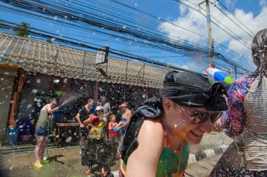 Koh Samui, Tayland - 13 Nisan 2018: Songkran parti - Tay dili 