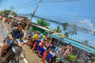 Koh Samui, Tayland - 13 Nisan 2018: Songkran parti - Tay dili 