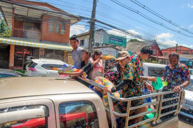Koh Samui, Tayland - 13 Nisan 2018: Songkran parti - Tay dili 
