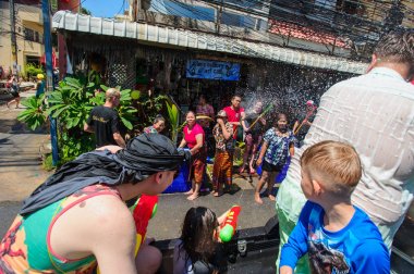 Koh Samui, Tayland - 13 Nisan 2018: Songkran parti - Tay dili 