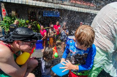 Koh Samui, Tayland - 13 Nisan 2018: Songkran parti - Tay dili 