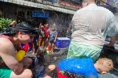 Koh Samui, Tayland - 13 Nisan 2018: Songkran parti - Tay dili 