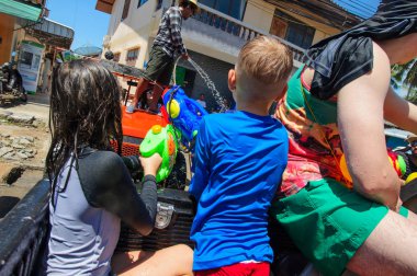 Koh Samui, Tayland - 13 Nisan 2018: Songkran parti - Tay dili 