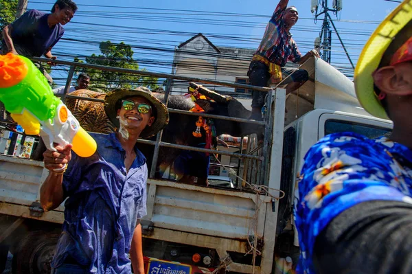 Koh Samui, Tailândia - 13 de abril de 2018: Songkran Party - o tailandês — Fotografia de Stock