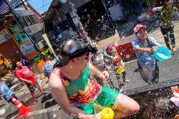 Koh Samui, Tailândia - 13 de abril de 2018: Songkran Party - o tailandês — Fotografia de Stock