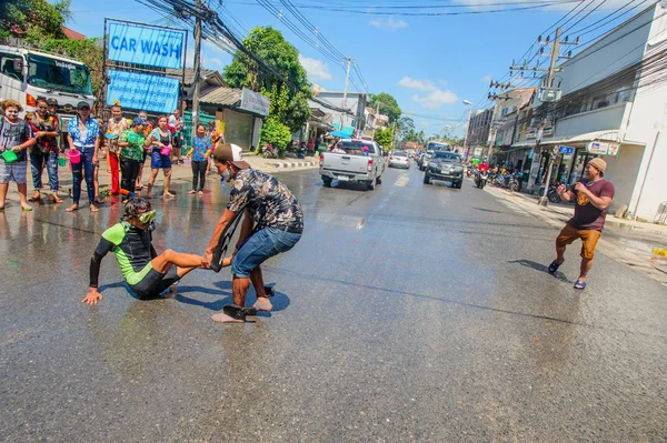 Ко Самуи, Таиланд - 13 апреля 2018 года: Songkran Party - the Thai — стоковое фото