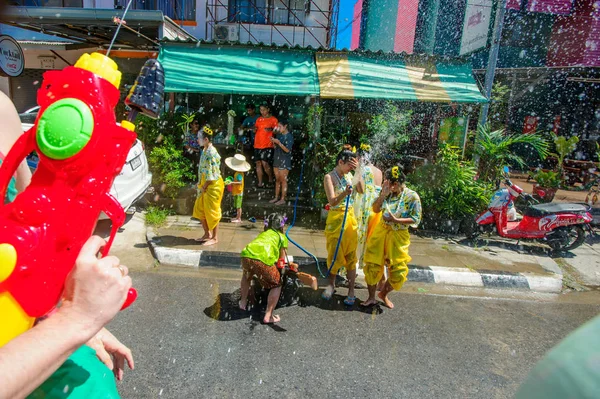 Koh Samui, Tayland - 13 Nisan 2018: Songkran parti - Tay dili — Stok fotoğraf
