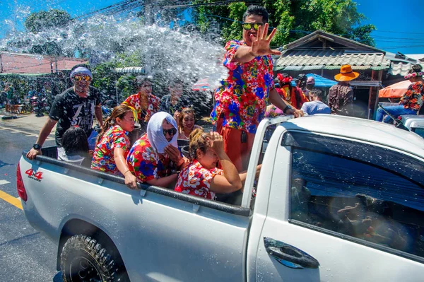 Koh Samui, Tailândia - 13 de abril de 2018: Songkran Party - o tailandês — Fotografia de Stock