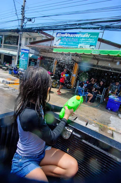 Koh Samui, Thaiföld - 2018. április 13.: Songkran Party - a Thai — Stock Fotó