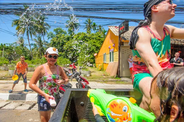 Koh Samui, Thaiföld - 2018. április 13.: Songkran Party - a Thai — Stock Fotó