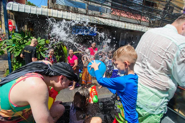 Koh Samui, Tailândia - 13 de abril de 2018: Songkran Party - o tailandês — Fotografia de Stock