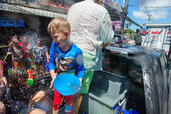 Koh Samui, Thaiföld - 2018. április 13.: Songkran Party - a Thai — Stock Fotó