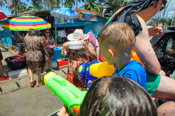 Koh Samui, Thaiföld - 2018. április 13.: Songkran Party - a Thai — Stock Fotó