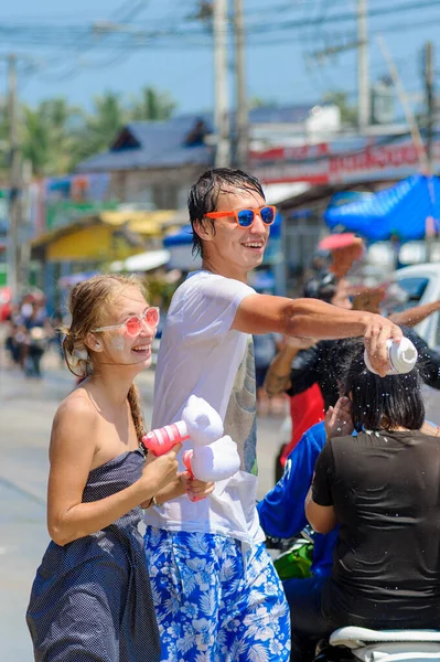 タイと観光客は水銃を撃ち 水を注ぎ 伝統的なタイの新年であるソンクラン祭りで楽しんでいます — ストック写真