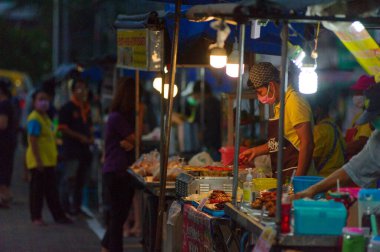 Koh Samui, Tayland - 30 Mart 2020: Covid-19 ile ilişkili tehlikelere rağmen sokak satıcıları çalışmaya devam ediyor. Önlemler alınıyor: satıcıların ve müşterilerinin maskeleri, raflarda el dezenfektanı