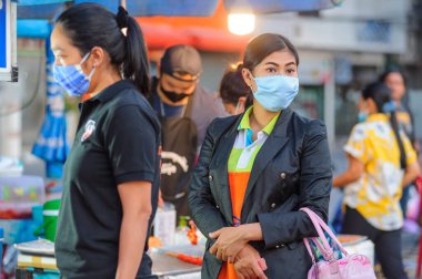 Koh Samui, Tayland - 30 Mart 2020: Covid-19 ile ilişkili tehlikelere rağmen sokak satıcıları çalışmaya devam ediyor. Önlemler alınıyor: satıcıların ve müşterilerinin maskeleri, raflarda el dezenfektanı