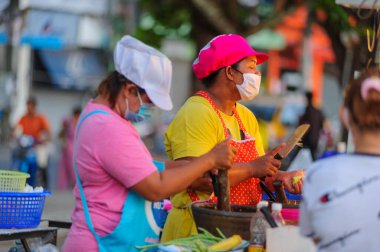 Koh Samui, Tayland - 30 Mart 2020: Covid-19 ile ilişkili tehlikelere rağmen sokak satıcıları çalışmaya devam ediyor. Önlemler alınıyor: satıcıların ve müşterilerinin maskeleri, raflarda el dezenfektanı