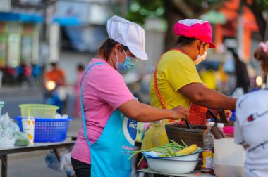 Koh Samui, Tayland - 30 Mart 2020: Covid-19 ile ilişkili tehlikelere rağmen sokak satıcıları çalışmaya devam ediyor. Önlemler alınıyor: satıcıların ve müşterilerinin maskeleri, raflarda el dezenfektanı