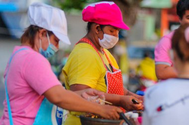 Koh Samui, Tayland - 30 Mart 2020: Covid-19 ile ilişkili tehlikelere rağmen sokak satıcıları çalışmaya devam ediyor. Önlemler alınıyor: satıcıların ve müşterilerinin maskeleri, raflarda el dezenfektanı