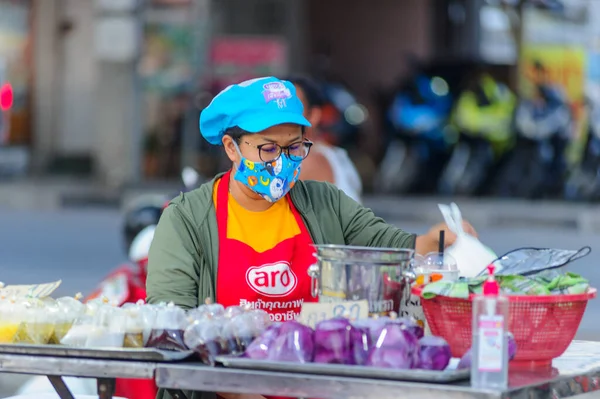 Koh Samui, Tayland - 30 Mart 2020: Covid-19 ile ilişkili tehlikelere rağmen sokak satıcıları çalışmaya devam ediyor. Önlemler alınıyor: satıcıların ve müşterilerinin maskeleri, raflarda el dezenfektanı