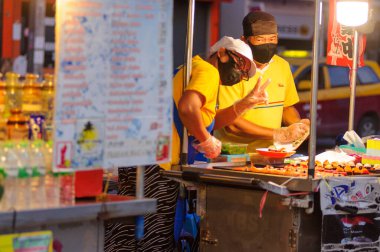 Koh Samui, Tayland - 30 Mart 2020: Sokak satıcıları çalışmaya devam ediyor ve pozitif kalmaya çalışıyorlar. Önlemler alınıyor: raflarda el dezenfektanı, yüzlerinde maskeler