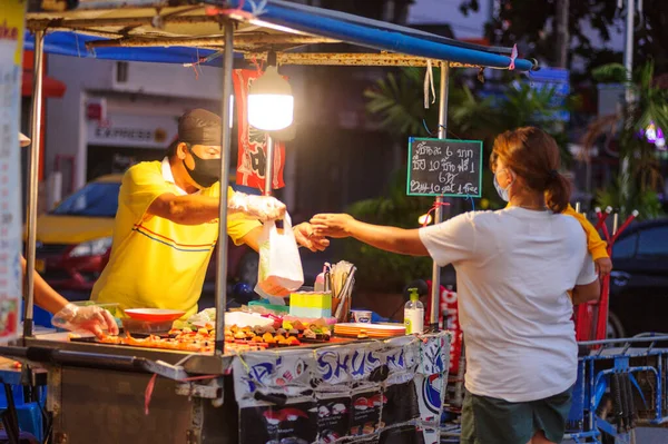 Koh Samui Tajlandia Marca 2020 Sprzedawcy Ulicy Nadal Pracują Małe — Zdjęcie stockowe