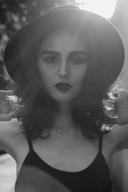 bir kızın siyah beyaz portresi 