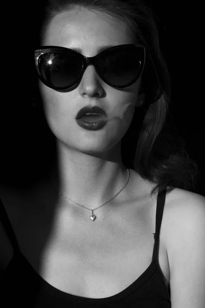 Siyah ve Beyaz Siyah şapkalı bir kız portresi — Stok fotoğraf