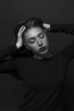 Siyah ve beyaz siyah bluz giymiş üzgün bir kız portresi.