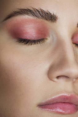 Baştan çıkarıcı sarışın güzel makyajlı. Pembe bir renk, seksi bir kız Güzellik Portresi. Hassas bir kız. Hafif bir makyaj ile güzel kız.