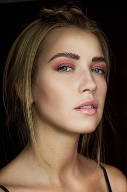 Baştan çıkarıcı sarışın güzel makyajlı. Pembe bir renk, seksi bir kız Güzellik Portresi. Hassas bir kız. Hafif bir makyaj ile güzel kız.