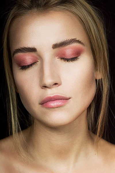 Seductive blonde with beautiful make-up. Pink shade, beauty portrait of a sexy girl. A tender girl. Beautiful girl with a gentle make-up. — Stock Photo, Image