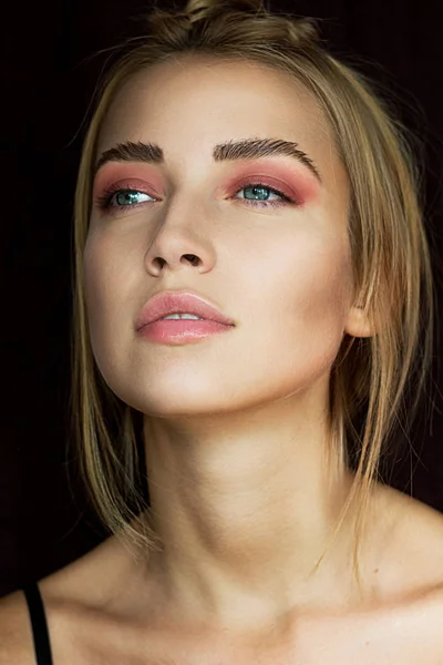 Förförisk blondin med vacker make-up. Rosa nyans, skönhet porträtt av en sexig tjej. Ett anbud flicka. Vacker flicka med en mild makeup. — Stockfoto