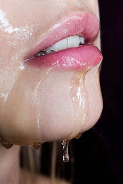 Baştan çıkarıcı sarışın güzel makyajlı. Pembe bir renk, seksi bir kız Güzellik Portresi. Hassas bir kız. Hafif bir makyaj güzel kız. Yüzü damlayan kız şeffaf sıvı.
