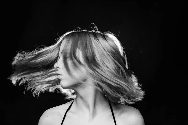 Chica triste con ojos marrones. La rubia de pelo corto. Ella mira directamente a la cámara. Maquillaje suave. La chica en un vestido negro sobre un fondo rosa. Mujer joven y hermosa con la piel limpia y características perfectas . —  Fotos de Stock