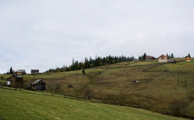 Dağın tepesinden görüntüleyin. Koyu yeşil yamaçları ve Karpatlar tepelerinde. Dağların güzel manzara. Sabah erkenden. Karla kaplı dağ başında. Sisli sabah. Tren. Sonbahar günü. Tepeler