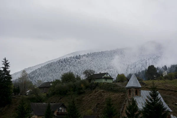 Vista desde el puente de las montañas. Pendientes de color verde oscuro y colinas de los Cárpatos. Bonita vista de las montañas. Temprano. Montañas cubiertas de nieve. Mañana brumosa. Ferrocarril . —  Fotos de Stock