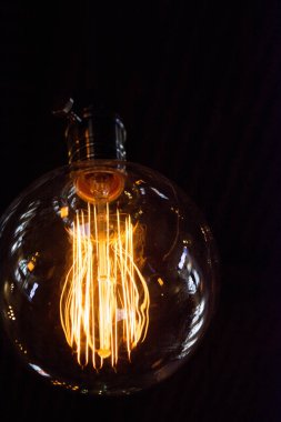 Bir siyah arka plan ışık ampul Tesla. Metni için bir yer. Stil ampuller güzel ama yüksek bu Edison da elektrik tüketen.