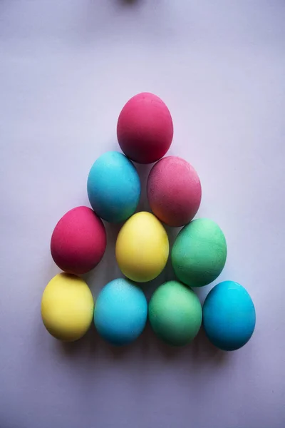 Tema Pascua. Huevos con tulipanes sobre tabla de madera, concepto de fiesta de Pascua. Copyspace para texto. Sobre un fondo blanco . —  Fotos de Stock