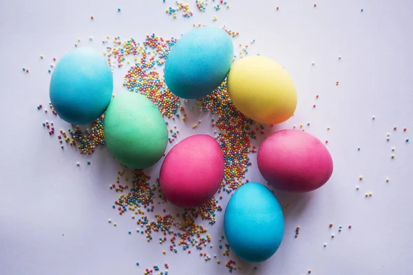 Tema Pascua. Huevos con tulipanes sobre tabla de madera, concepto de fiesta de Pascua. Copia espacio para texto. Sobre un fondo blanco . —  Fotos de Stock