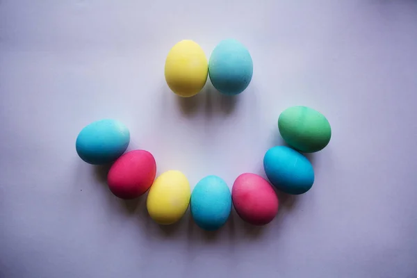 Tema Pascua. Huevos con tulipanes sobre tabla de madera, concepto de fiesta de Pascua. Copia espacio para texto. Sobre un fondo blanco . —  Fotos de Stock