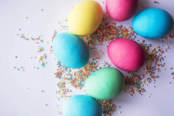 Tema Pascua. Huevos con tulipanes sobre tabla de madera, concepto de fiesta de Pascua. Copia espacio para texto. Sobre un fondo blanco . —  Fotos de Stock