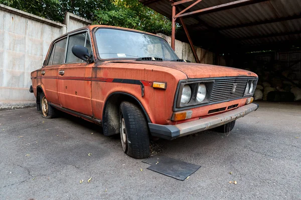 Carro abandonado VAZ 2106 — Fotografia de Stock