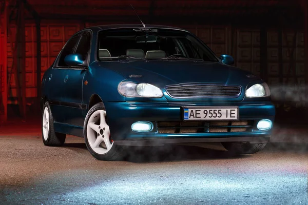 Daewoo Lanos com luzes — Fotografia de Stock